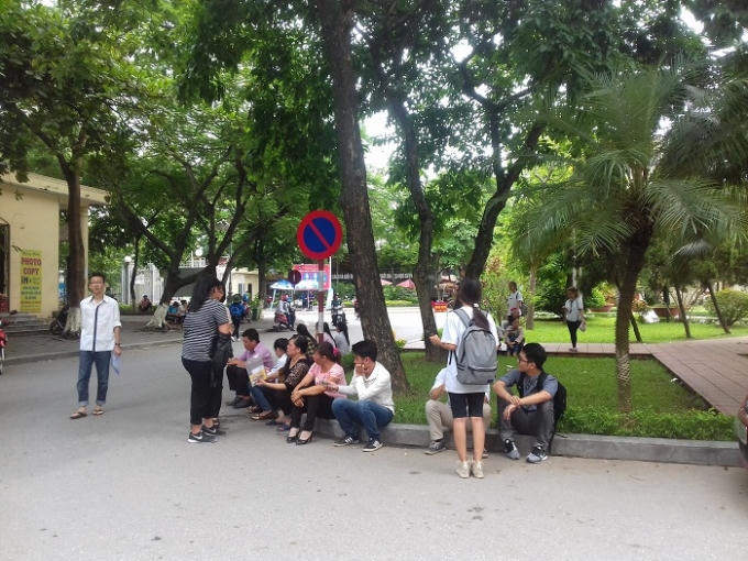 Thí sinh và phụ huynh "vạ vật" đợi đến giờ thi môn thứ 2.