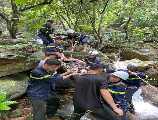 Nhanh chóng đưa nạn nhân đến khu vực an toàn và đưa nạn nhân đi cấp cứu.