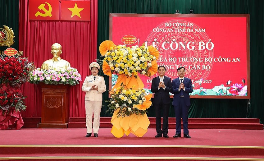 Đại diện lãnh đạo tỉnh Hà Nam tặng hoa chúc mừng Thượng tá Đỗ Thị Thu Hiền - Phó Giám đốc Công an tỉnh