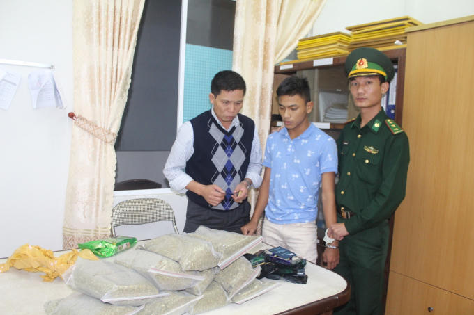 Đối tượng trần Quốc Rym (đứng giữa) tại trụ sở BĐBP Đà Nẵng. (Ảnh: BĐBP cung cấp).