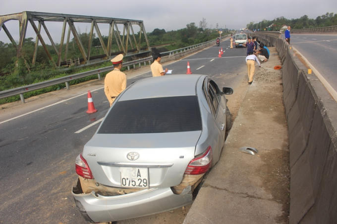 Lực lượng chức năng phân luồng giao thông, điều tra nguyên nhân vụ tai nạn.