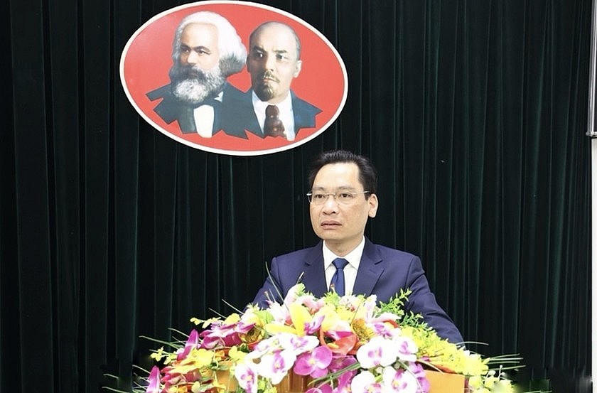 Tân Giám đốc Sở Xây dựng tỉnh Lào Cai Phí Công Hoan phát biểu nhận nhiệm vụ.