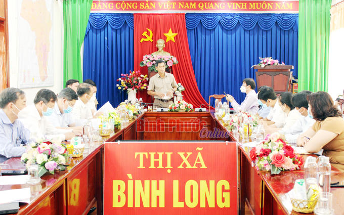 Ông Huỳnh Hữu Thiết, Trưởng đoàn giám sát HĐND tỉnh làm việc với UBND thị xã Bình Long. Ảnh: Báo Bình Long