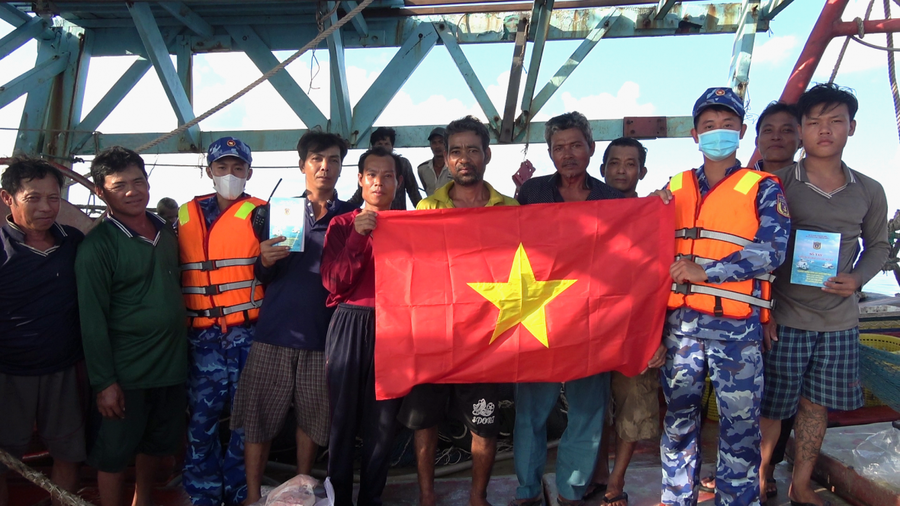 Tuyên truyền các quy định chống khai thác IUU cho các tàu cá trên biển