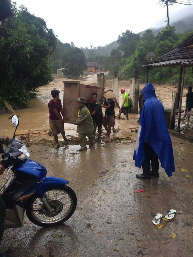 Lực lượng chức năng vận chuyển đồ cho bà con.