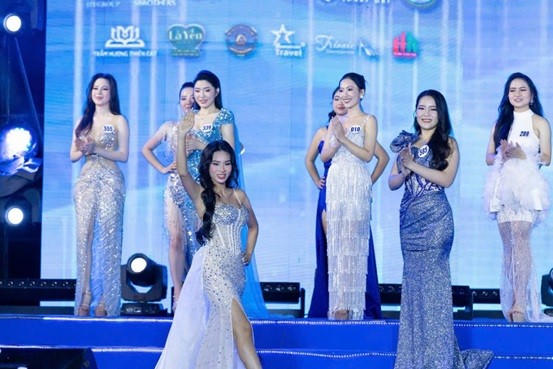 Các thí sinh Hoa Hậu Biển Việt Nam 2024 tại vòng thi trình diễn trang phục dạ hội.