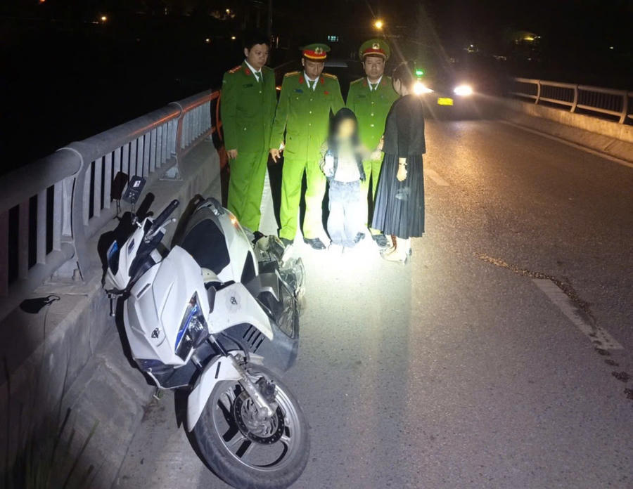 Trung tá Bùi Văn Phòng - Trưởng Công an phường Bạch Đằng cùng tổ công tác kịp thời ngăn chặn chị T.T.L và con tự tử.