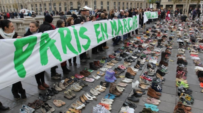 Người dân Paris xếp giày ra đường để hưởng ứng. (Ảnh: CNN)