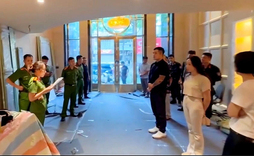 Cơ quan công an thực hiện lệnh khởi tố bị can, lệnh khám xét khẩn cấp trụ sở công ty do Vũ Nam Phương và Nguyễn Nam Thắng làm chủ tại số 312 phố Huế. Ảnh: ANTĐ