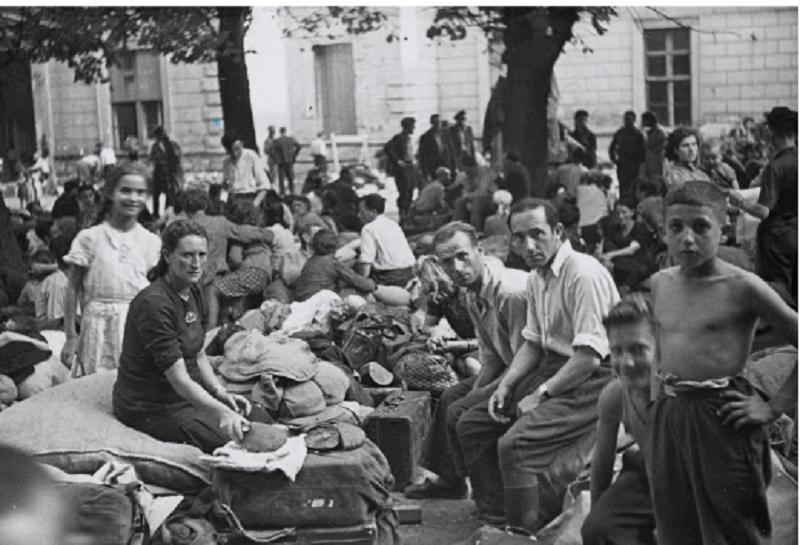 Người tị nạn Do Thái Ba Lan bên ngoài Trung tâm Tiếp nhận Rothschild ở Vienna.