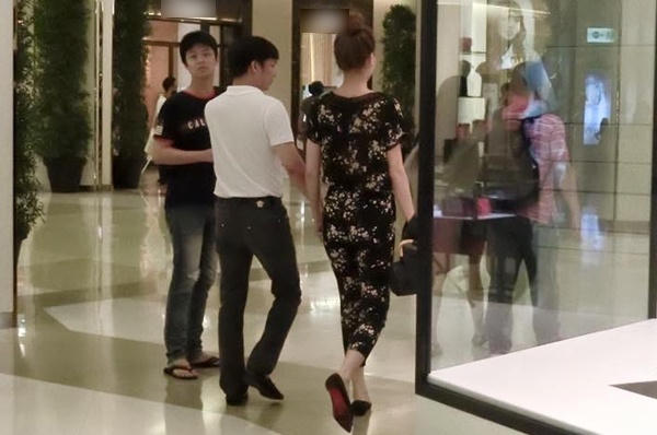 Hồ Ngọc Hà và đại gia kim cương nắm tay nhau tình cảm trong chuyến du lịch Băng Cốc vừa qua. Ảnh: facebook.