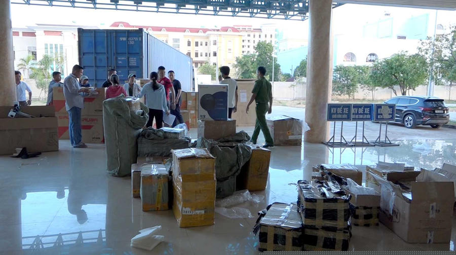 Lực lượng Công an đang tiến hành kiểm tra