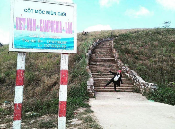 Leo những bậc thang để chạm đến hình tượng thiêng liêng của vùng biên giới đất nước.