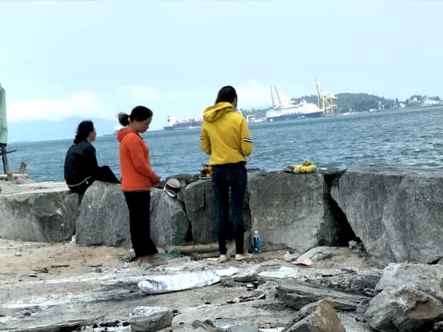 Gia đình thắp hương với mong ngóng tìm được thi thể cháu Nh.