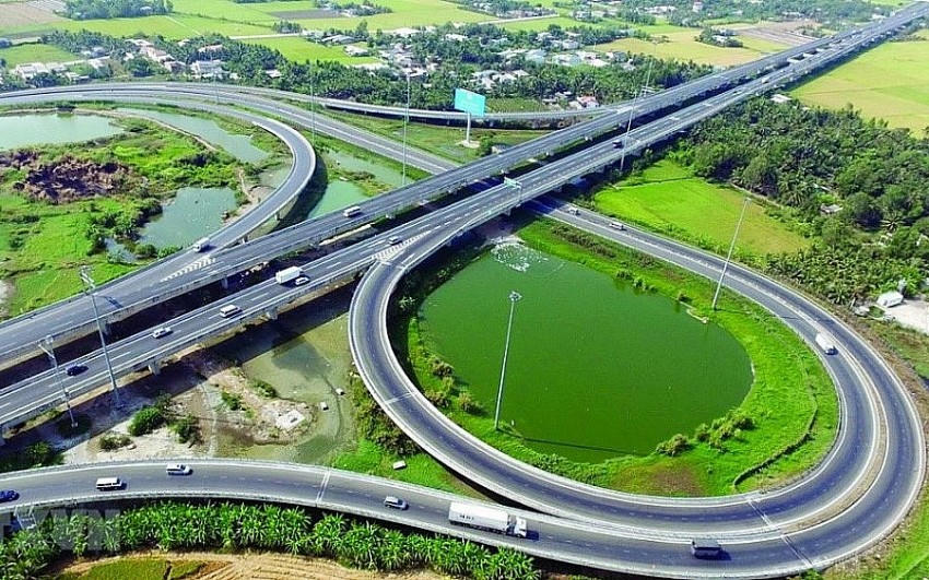 Phấn đấu hết năm 2025 cơ bản hoàn thành 600 km đường cao tốc vùng đồng bằng sông Cửu Long .