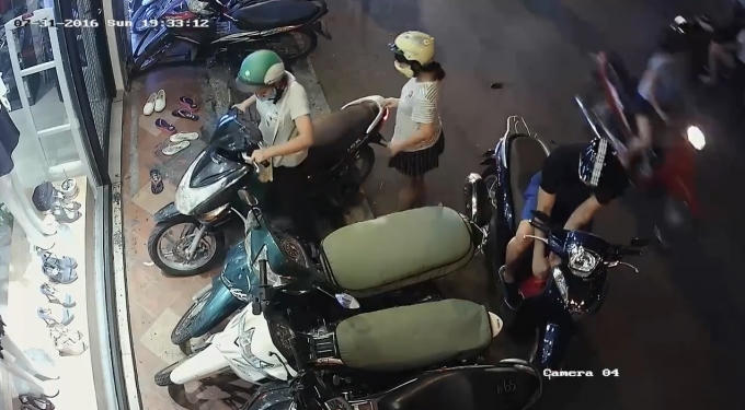 Liều lĩnh bẻ khóa, trộm xe ngay bên cạnh 2 cô gái.