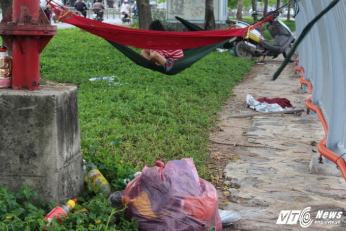 Mắc v&otilde;ng ngủ trưa, xả r&aacute;c tr&ecirc;n vỉa h&egrave;.