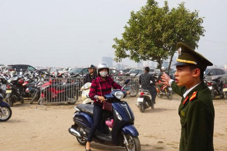 Các ca trực thay phiên nhau tại bãi trông xe miễn phí để đảm bảo khép kín nhiệm vụ không để xảy ra sự cố, mất mát, hư hỏng tài sản, phương tiện