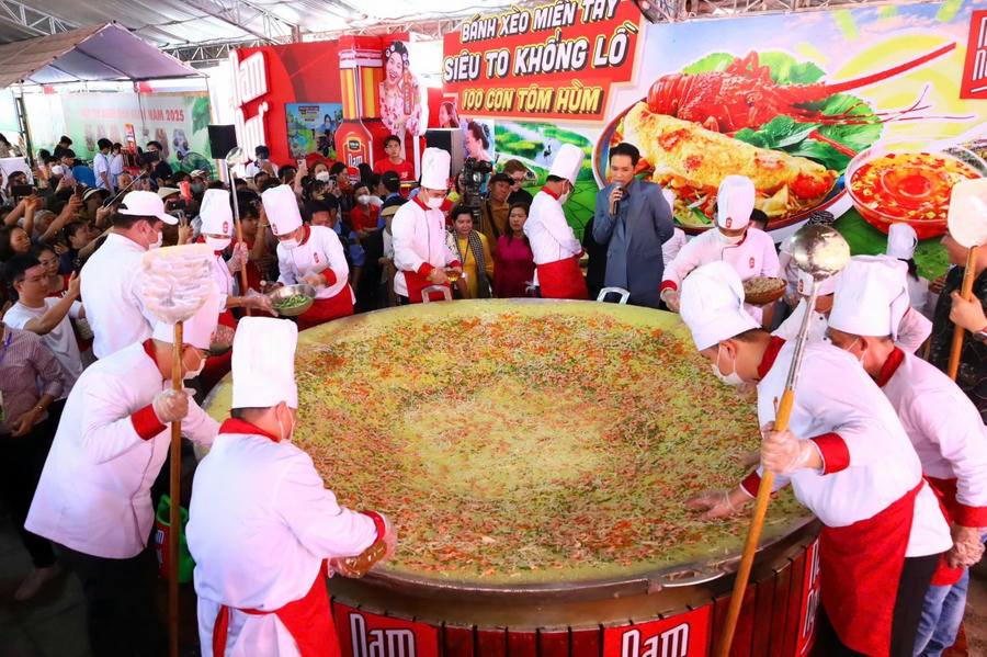 Bánh xèo khổng lồ có đường kính 3m, chu vi 9m, với nhân gồm thịt vịt xiêm, tôm và đặc biệt là 100 con tôm hùm Nha Trang