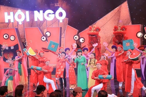 Việt Hương hát mừng xuân cùng dàn ca sĩ nhí.