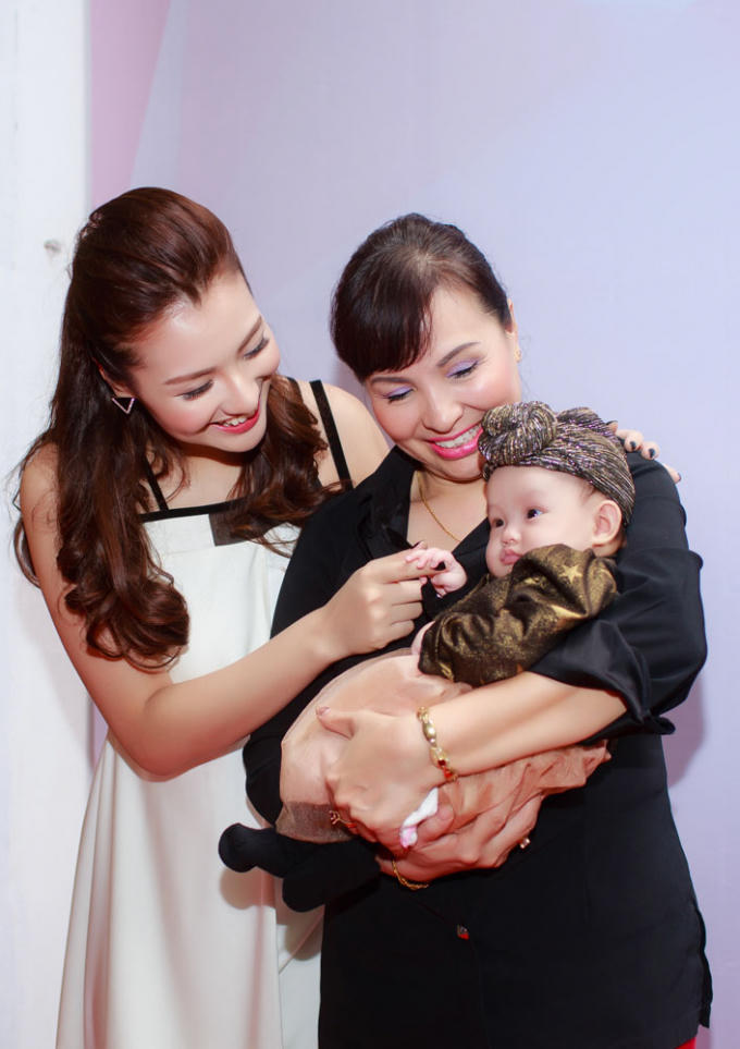 Hồng Quế lần đầu đưa con gái đi event