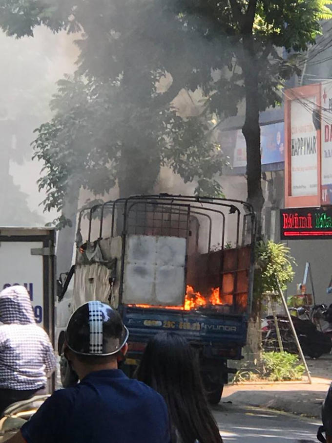 Xe tải b&acirc;́t ngờ b&ocirc;́c cháy tr&ecirc;n đường Hà N&ocirc;̣i.(Ảnh N.P.N.Đ)