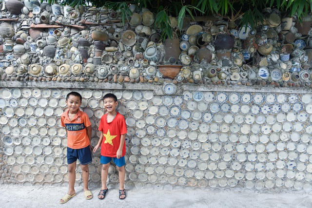 Vì nhà chật không có chỗ để nên ông Nguyễn Văn Trường (Vĩnh Tường, Vĩnh Phúc) với 15 năm đam mê sưu tầm đồ cổ đã gắn gần 10.000 bát, đĩa cổ, tiền cổ… lên tường nhà.
