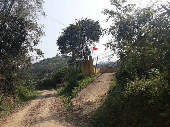 Hàng ngày, người dân thôn Pác Cáp phải sống trong khổ cực khi phải dùng điện có cũng như không.