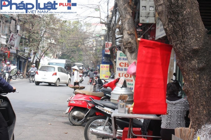 Hàng quán bủa vây vỉa hè phố Hàng Điếu.