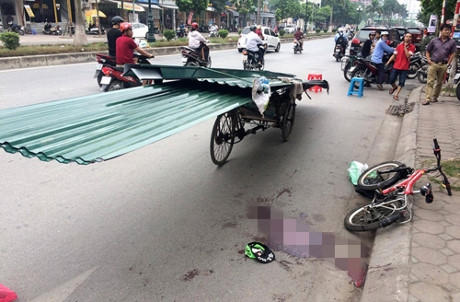 Hiện trường vụ việc cháu bé bị tôn cứa cổ dẫn đến tử vong.