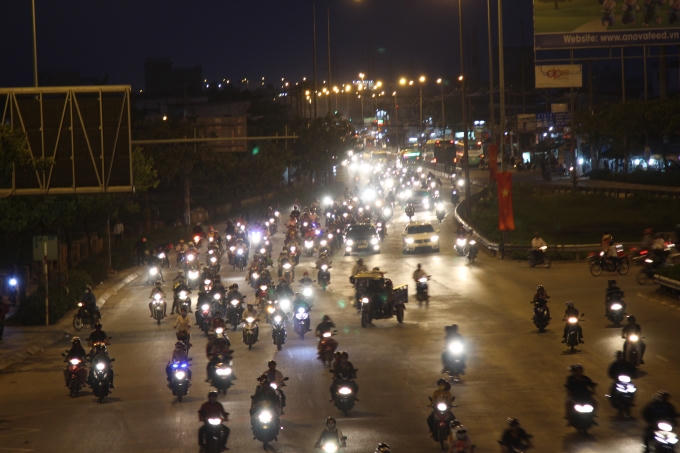 Dòng người ùn ùn đổ về trung tâm Sài Gòn sau lễ. Người dân phải vượt qua còn đường " quá khổ" Kinh Dương Vương ( quận Bình Tân giáp quận 6 ) để vào trung tâm thành phố. Đường Kinh Dương Vương đang trong quá trình nâng cấp và sửa chữa nên có rất nhiều ổ gà, khói bụi và không có đèn chiếu sáng. Nếu ai không vững tay lái thì rất dễ xảy ra tai nạn giao thông.