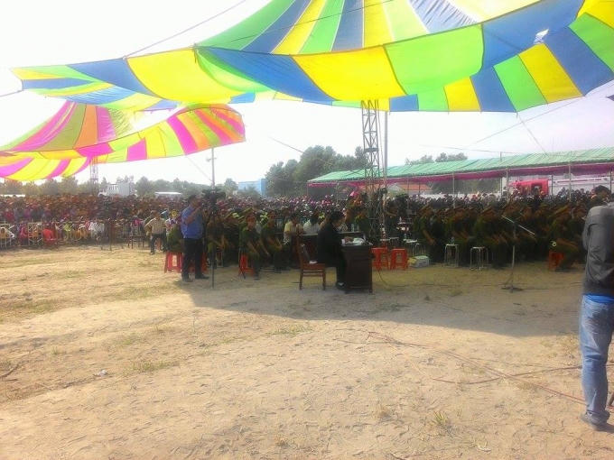 Mặc dù giữa trưa nắng nóng nhưng rất đông người dân vẫn đứng theo dõi phiên xét xử.