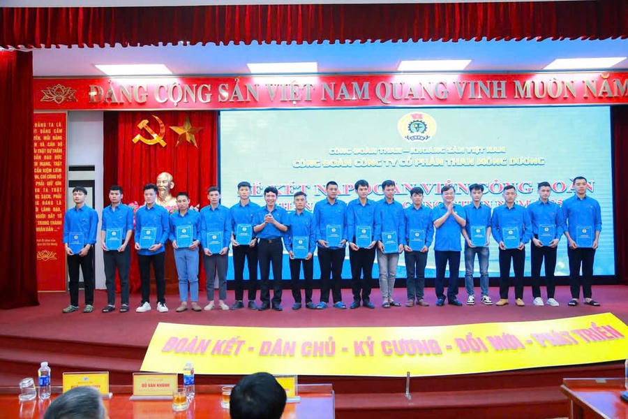 Các cá nhân được trao quyết định kết nạp đoàn viên.