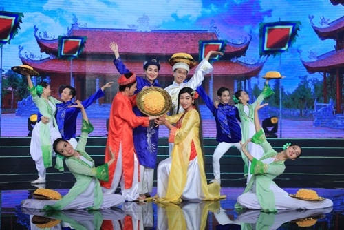 Hải Triều múa mâm chuyên nghiệp như cô đồng.