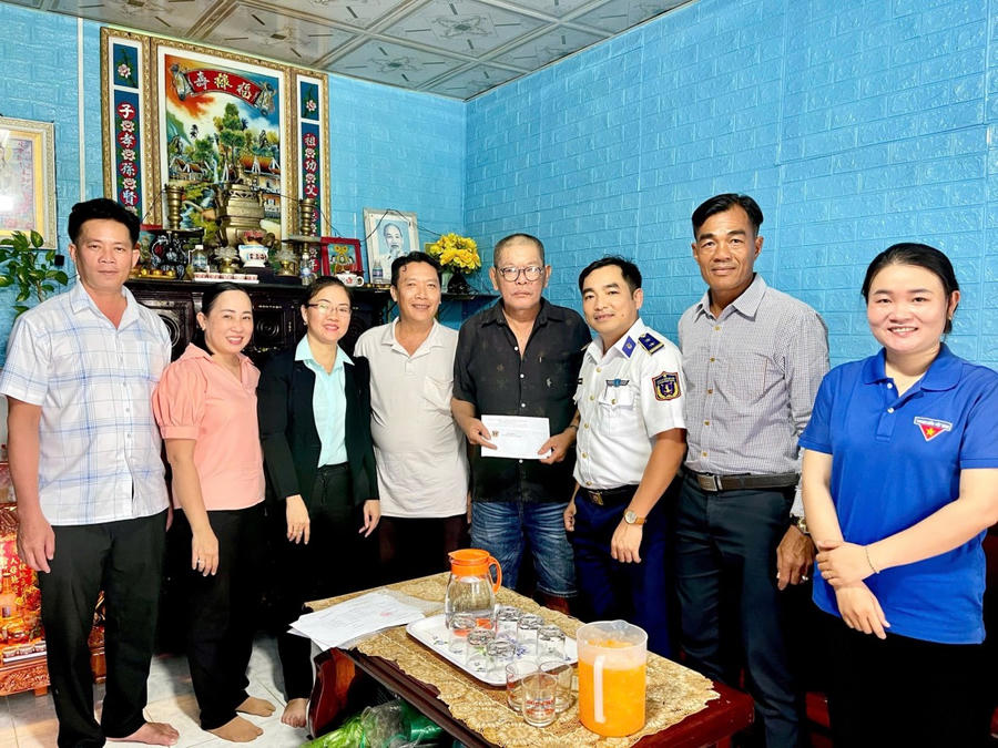 Thăm, tặng quà các gia đình chính sách, người có công với cách mạng trên địa bàn