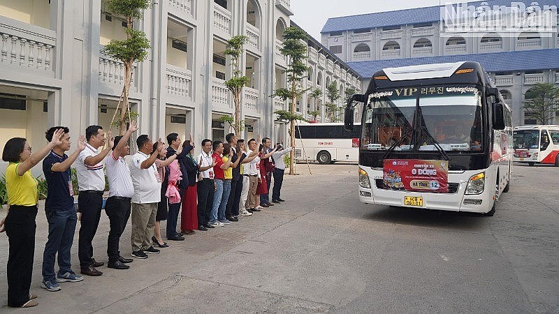 14 chuyến xe 0 đồng đưa sinh viên người lao động về quê đón Tết.