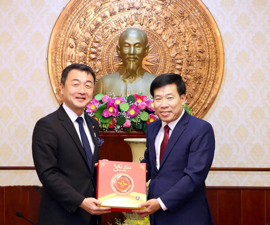 Bí thư Tỉnh ủy Bình Phước Nguyễn Mạnh Cường tặng quà lưu niệm của tỉnh cho đoàn công tác.