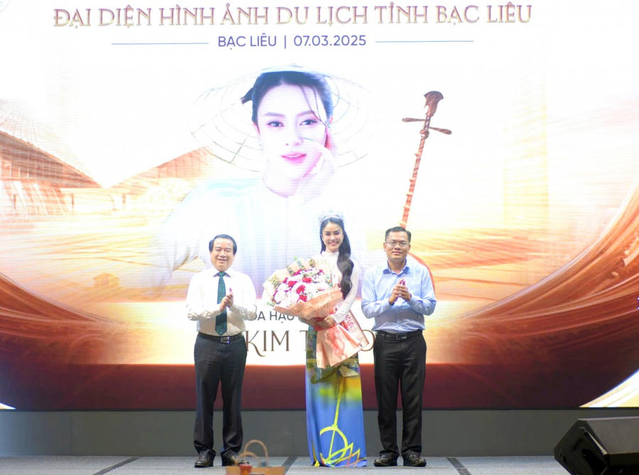 Ông Ngô Vũ Thăng - Phó Chủ tịch UBND tỉnh Bạc Liêu và ông Hà Văn Siêu - Phó Cục Trưởng Cục Du lịch Quốc gia, trao Sash (băng đeo chéo) và tặng hoa cho Hoa hậu Du lịch Việt Nam toàn cầu 2021 - Lý Kim Thảo, chính thức làm đại diện hình ảnh du lịch Bạc Liêu.