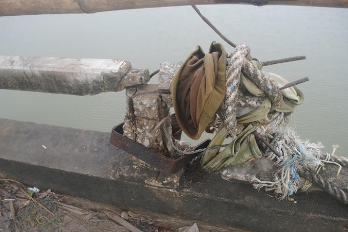 Cảnh nhếch nhác trên thành cầu Diễn Kim. (Ảnh: Duy Ngợi).              Chân cầu Diễn Kim phía thuộc địa phận xã Diễn Bích có dấu hiệu sụt lún và được gia cố bằng đá hộc. (Ảnh: Duy Ngợi).