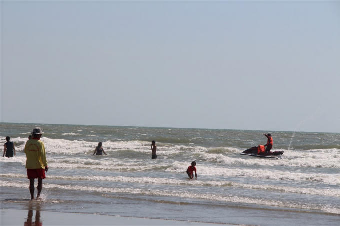 Lực lượng cứu hộ bờ biển sử dụng ca n&ocirc; hướng dẫn du kh&aacute;ch tắm biển tại c&aacute;c khu vực an to&agrave;n.