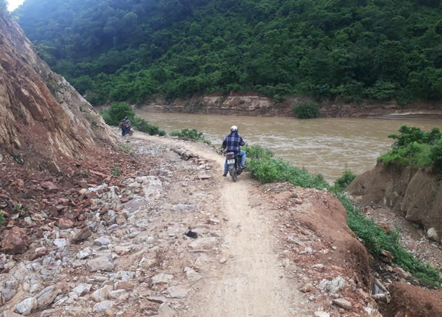 Đất đá trên núi vẫn tiếp tục sạt trượt, trong đó phía ta luy âm của đường nguy cơ sạt lở vẫn hiện hữu khiến giao thông đi lại hết sức khó khăn, nguy hiểm