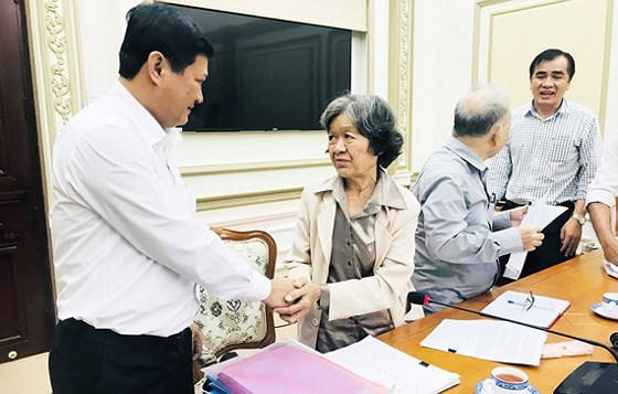 Phó chủ tịch UBND TP HCM Huỳnh Cách Mạng trong một buổi tiếp công dân (Ảnh: Kiều Phong SGGP)