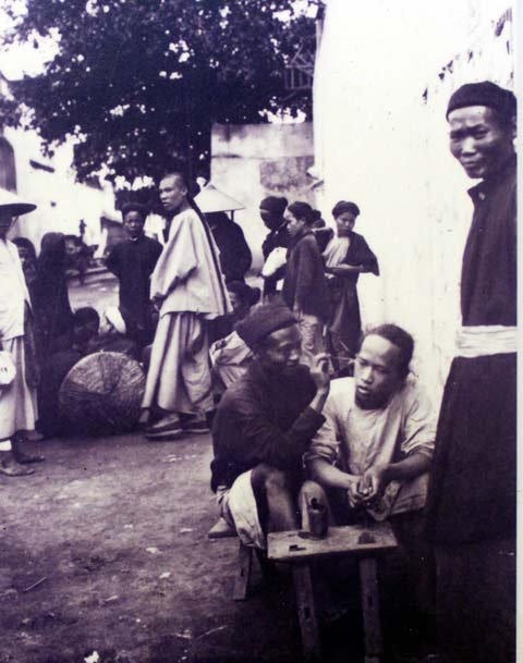 Một cảnh lấy ráy tai trên phố