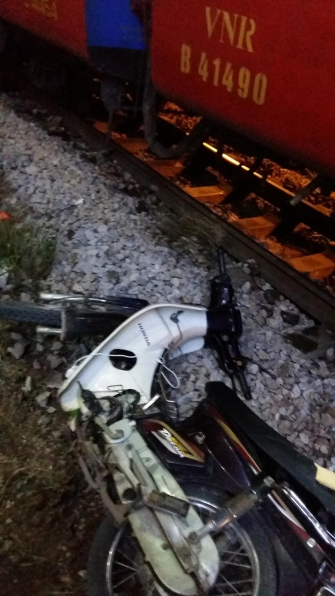 Hiện trường vụ tai nạn, xe máy bắn ra khỏi đường ray tàu bị hư hỏng nặng.