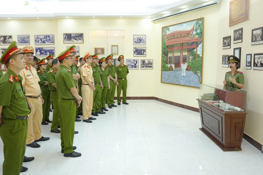 Cán bộ, chiến sỹ Cụm thi đua số 05 (Bộ Công an) tham quan Nhà trưng bày Chiến thắng Kế hoạch phản gián CM12.