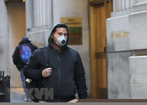 Người dân đeo khẩu trang phòng dịch COVID-19 tại New York, Mỹ ngày 24/3/2020. (Nguồn: THX/TTXVN)