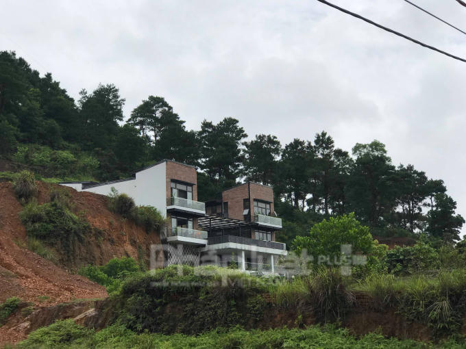 Một công trình phá núi sẻ đồi được cho là nằm trong đất rừng phòng hộ