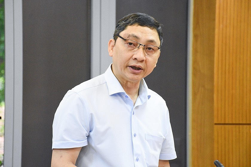 Phó Vụ trưởng phụ trách Vụ Các vấn đề chung về xây dựng pháp luật Trần Anh Đức báo cáo tại cuộc họp.