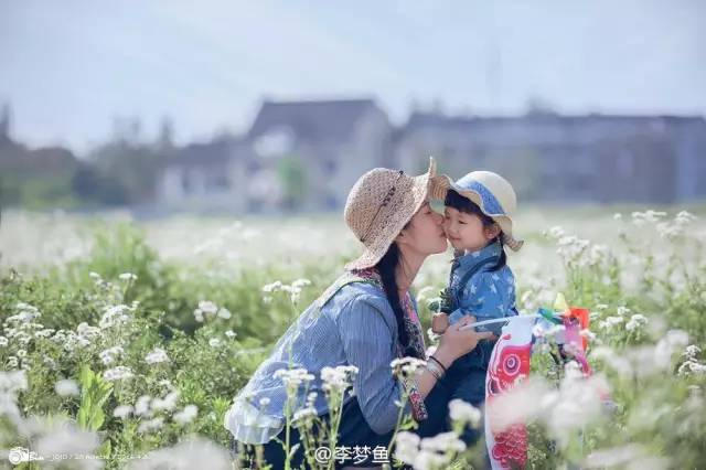 Bố Hạt Điều luôn nắm bắt trọn những khoảnh khắc hạnh phúc của 2 mẹ con.