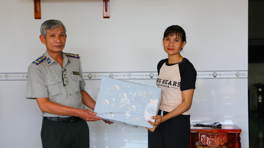 Các phòng THADS tỉnh và khu vực đã trao nhiều món quà cho gia đình bà Thanh